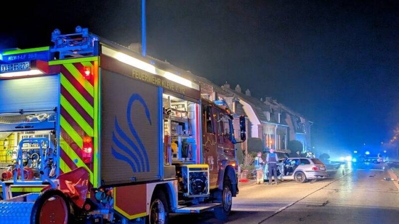 Betriebsmittel ausgelaufen: Feuerwehr Kleve reinigt Straße 
nach Alleinunfall