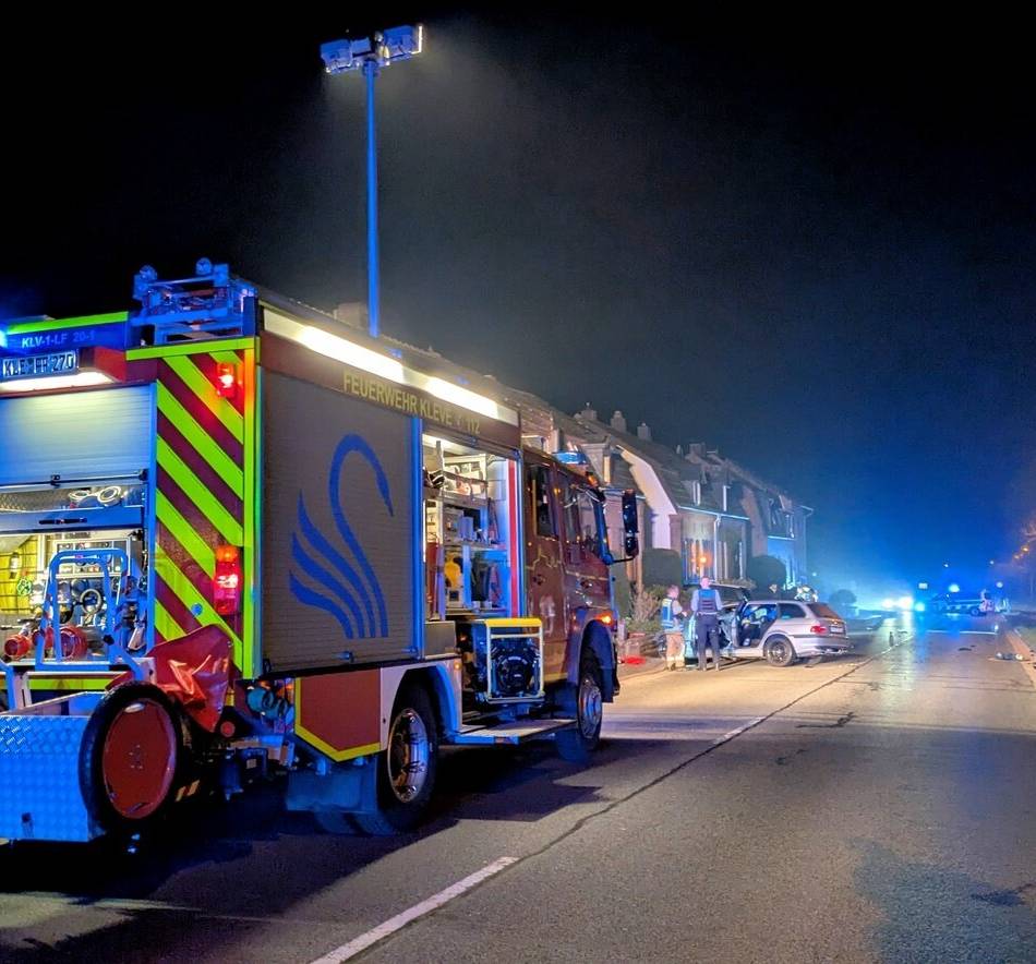 Betriebsmittel ausgelaufen: Feuerwehr Kleve reinigt Straße 
nach Alleinunfall