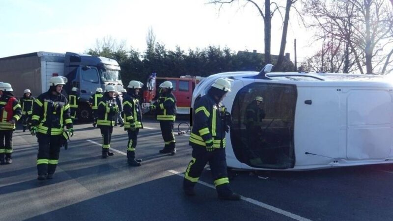 Unfall in Sonsbeck: Kollision von Lkw und Kleintransporter – Fahrer verletzt