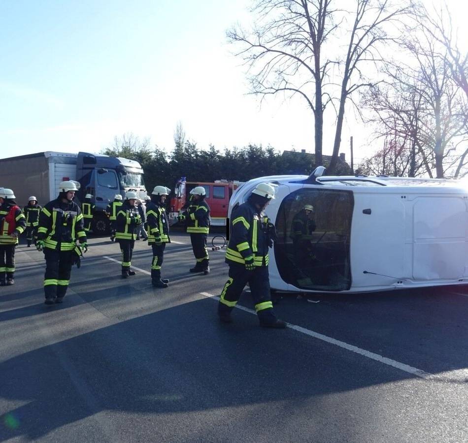 Unfall in Sonsbeck: Kollision von Lkw und Kleintransporter – Fahrer verletzt