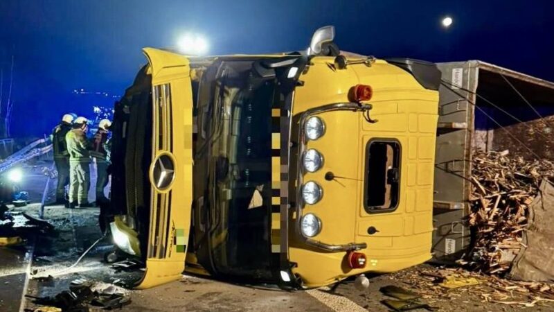 A1 zwischen Wermelskirchen und Remscheid: Umgekippter Lkw – Autobahn war zehn Stunden gesperrt