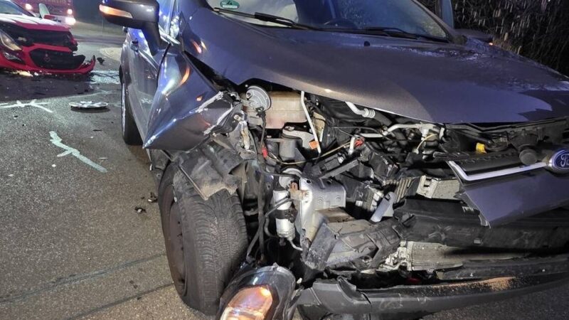 Koppelstraße zwei Stunden gesperrt: Zwei Verletzte bei Auto-Unfall in Bedburg-Hau