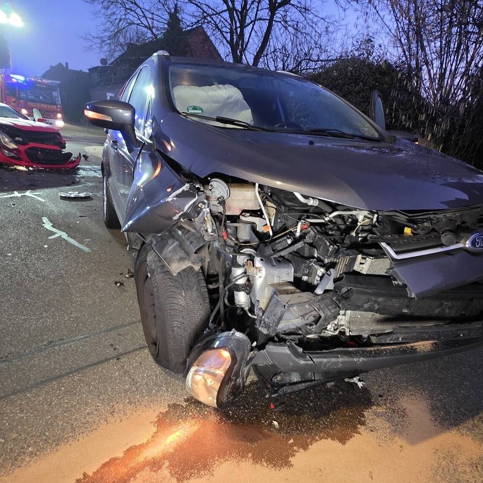 Koppelstraße zwei Stunden gesperrt: Zwei Verletzte bei Auto-Unfall in Bedburg-Hau