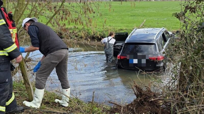 Rettung aus Bach in Kalkar: Medizinischer Notfall am Steuer – Fahrer in Lebensgefahr