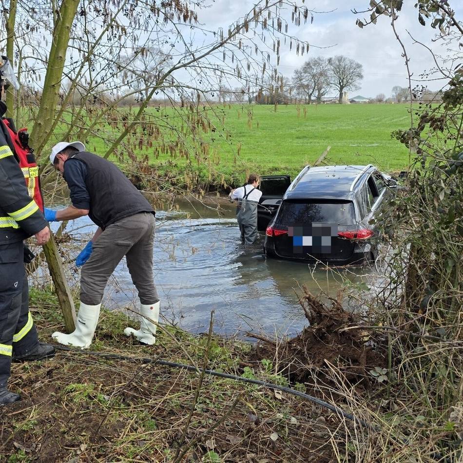 Rettung aus Bach in Kalkar: Medizinischer Notfall am Steuer – Fahrer in Lebensgefahr