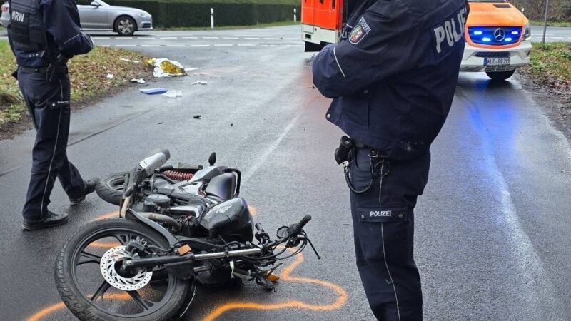 Unfall in Bedburg-Hau: 16-Jähriger Motorradfahrer schwer verletzt