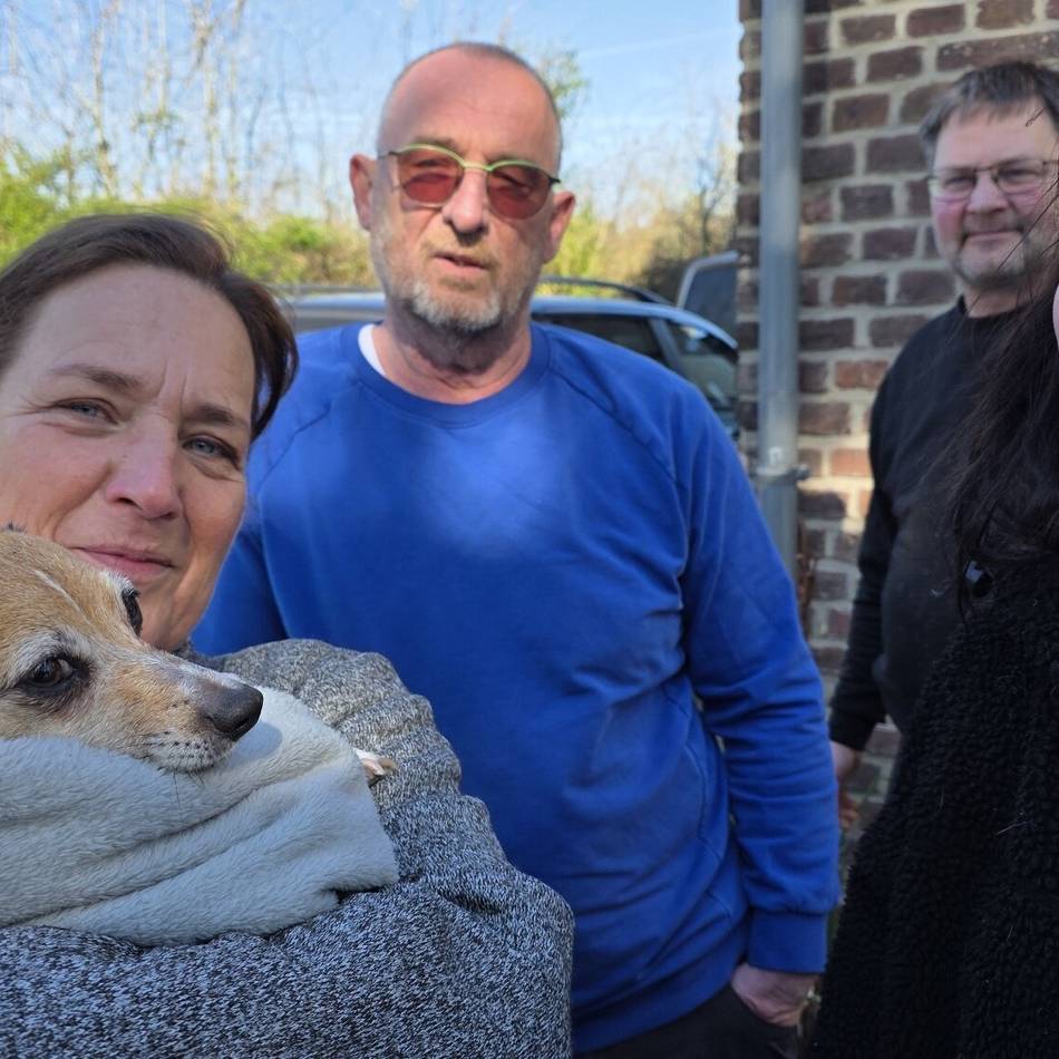 „Rösti“ war in das Rohr gekrochen: Hündin steckt in Abwasserrohr fest – ein Rettungskrimi in Geldern