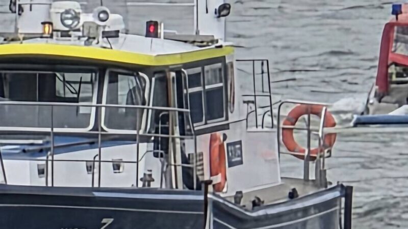 Über Hunderte Meter lang: Kilometerlanger Ölfilm auf dem Rhein sorgt für Feuerwehreinsatz in Rees