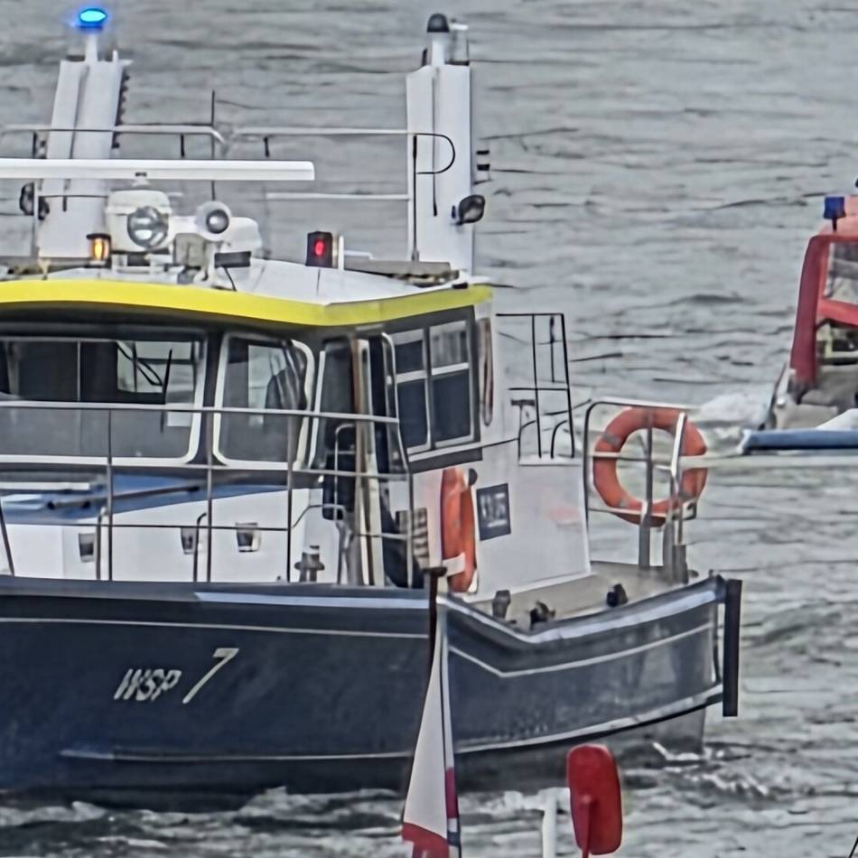 Über Hunderte Meter lang: Kilometerlanger Ölfilm auf dem Rhein sorgt für Feuerwehreinsatz in Rees