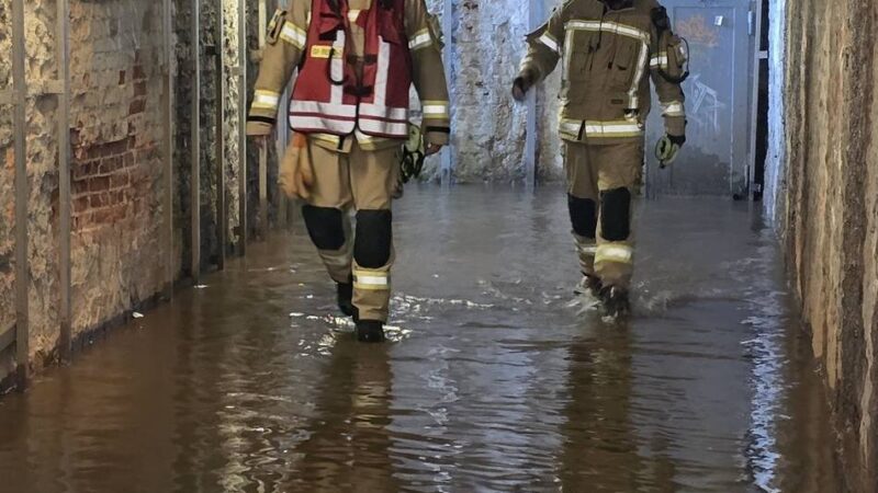 Feuerwehr Rees musste helfen: Nach dem Regen – Unterführung am Bahnhof in Empel unter Wasser
