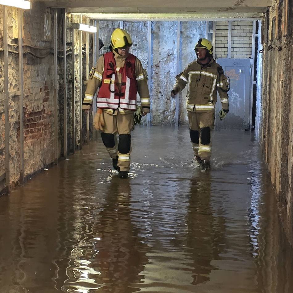 Feuerwehr Rees musste helfen: Nach dem Regen – Unterführung am Bahnhof in Empel unter Wasser