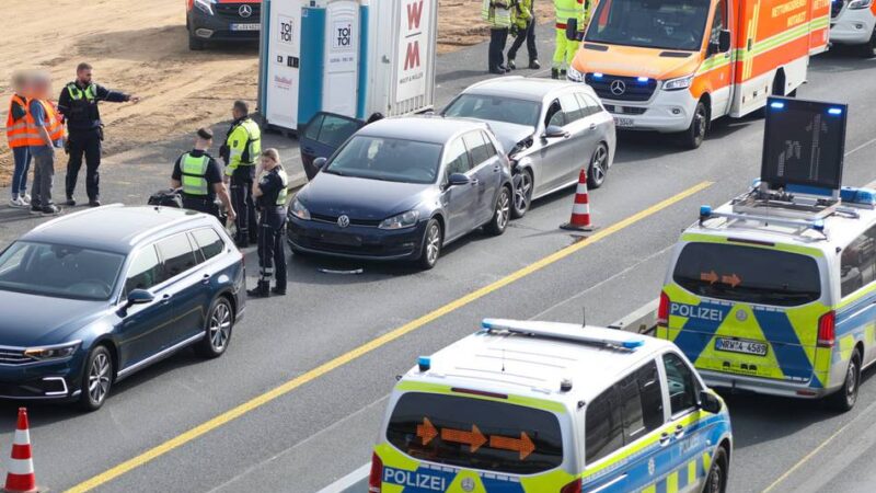 Unfall auf A57 bei Krefeld: Vollsperrung nach Unfall mit mehreren Fahrzeugen