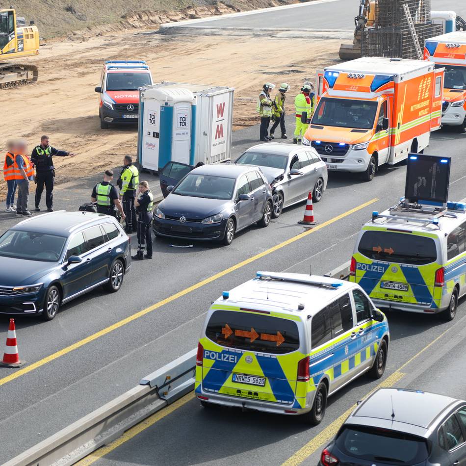 Unfall auf A57 bei Krefeld: Vollsperrung nach Unfall mit mehreren Fahrzeugen
