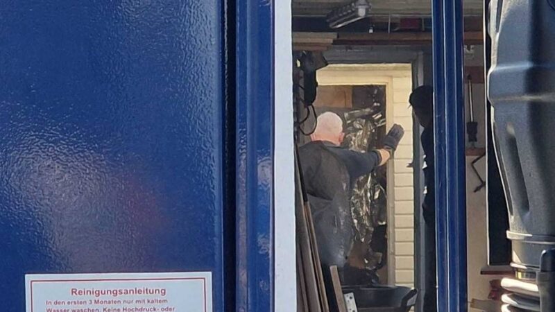 Einsatz in Wersten: Polizei stemmt Betonboden auf – Ermittler suchen nach Debbie Sassen