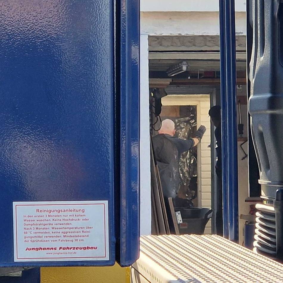 Einsatz in Wersten: Polizei stemmt Betonboden auf – Ermittler suchen nach Debbie Sassen