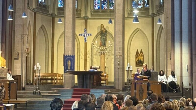 In der Neusser Marienkirche : Familienmesse am Gymnasium Marienberg bringt Schulgemeinde zusammen