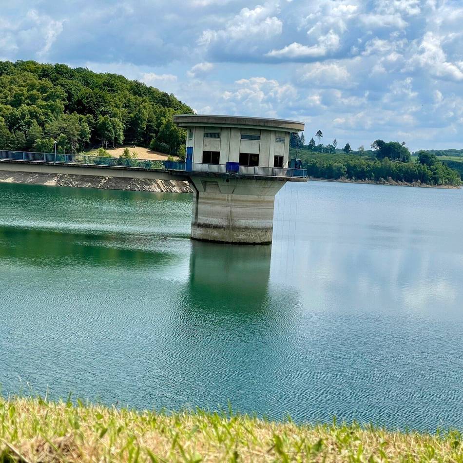 Große Dhünn-Talsperre: Die Dhünn bekommt vorerst weniger Wasser
