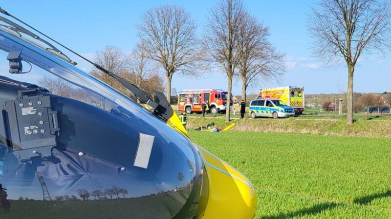 An der B477 bei Dormagen: Gestürzter Motorradfahrer winkt Polizei aus Straßengraben