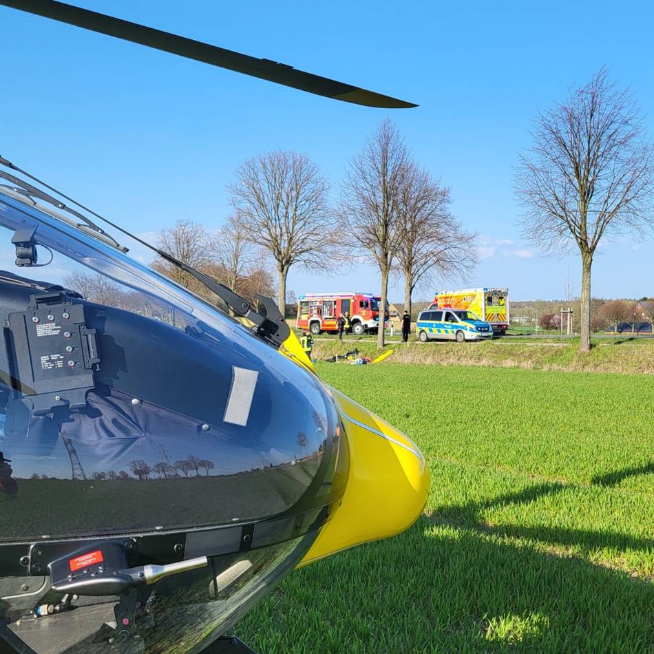 An der B477 bei Dormagen: Gestürzter Motorradfahrer winkt Polizei aus Straßengraben
