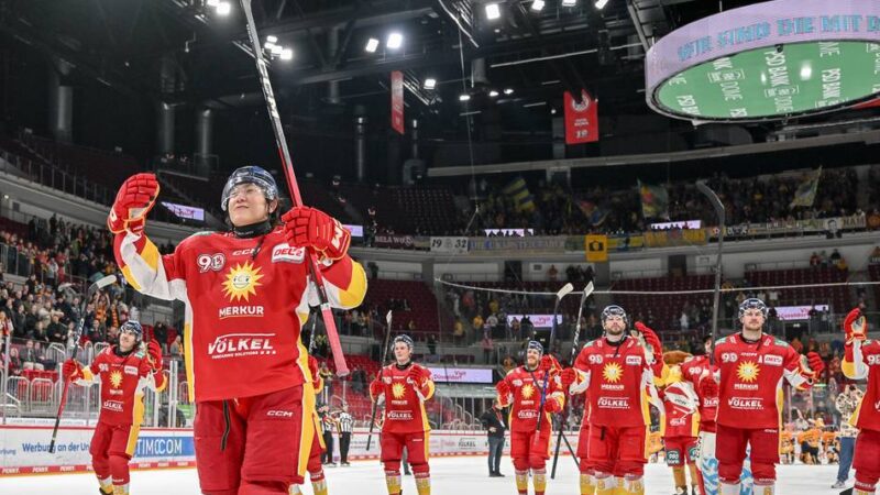 Autogramme, Freibier, Tombola: So verabschiedet sich die DEG von ihren Fans in die Pause