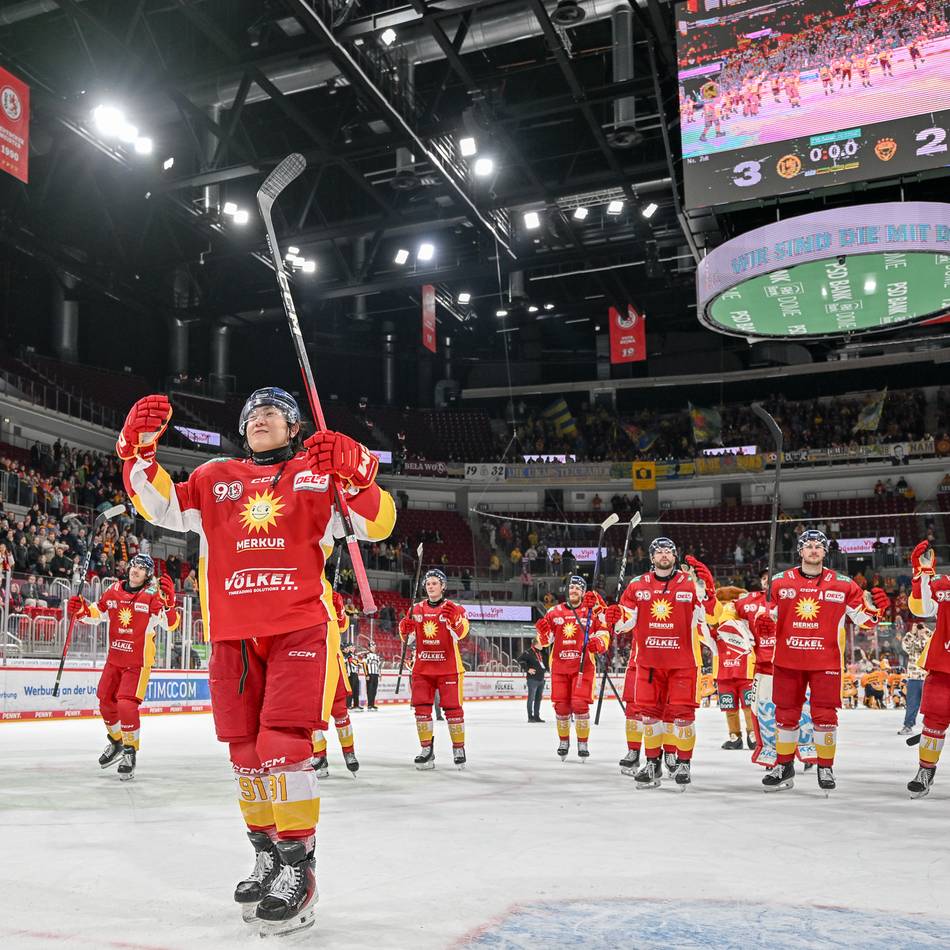 Autogramme, Freibier, Tombola: So verabschiedet sich die DEG von ihren Fans in die Pause