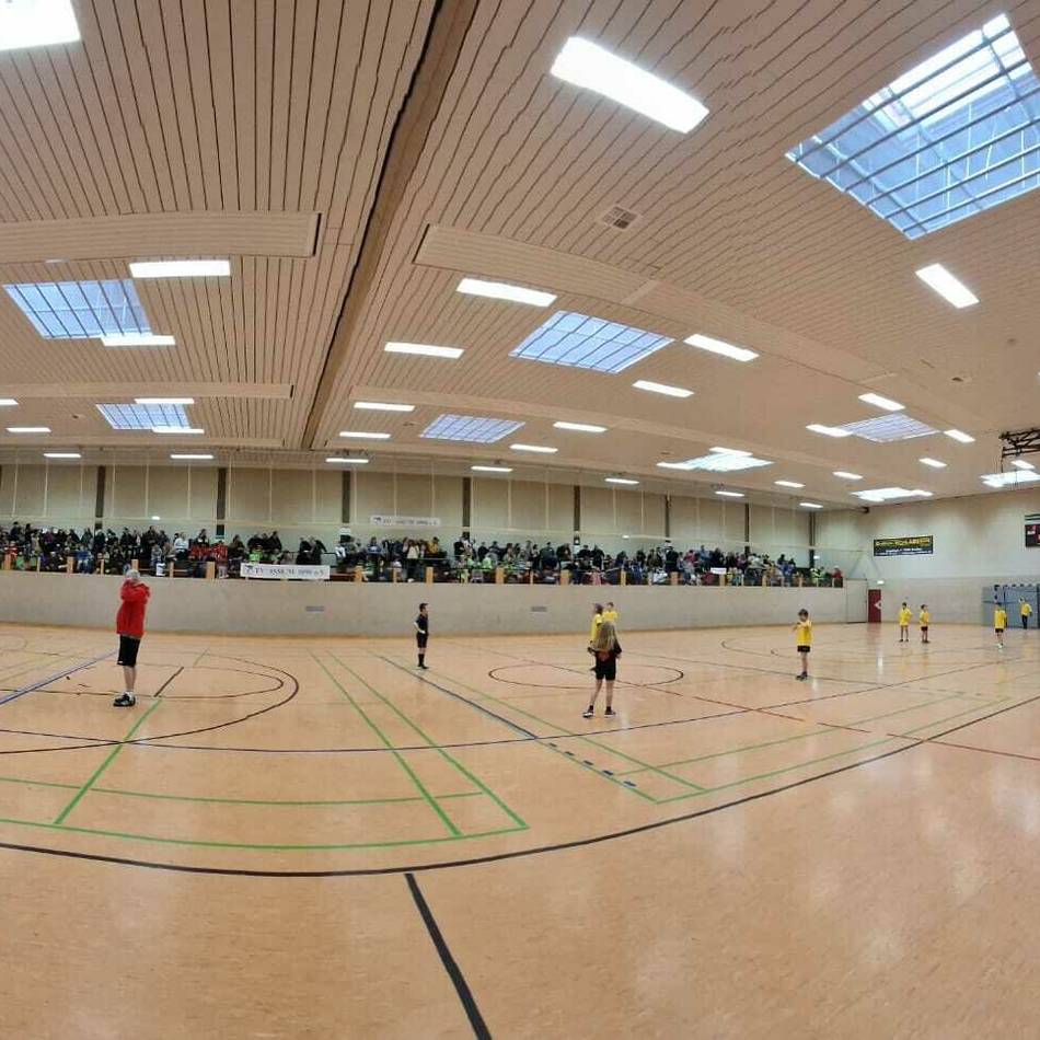 Fußballturnier der Issumer Grundschulen: Wenn die „Rabenraudis“ und die „Besten Fußballbienen“ aufeinander treffen