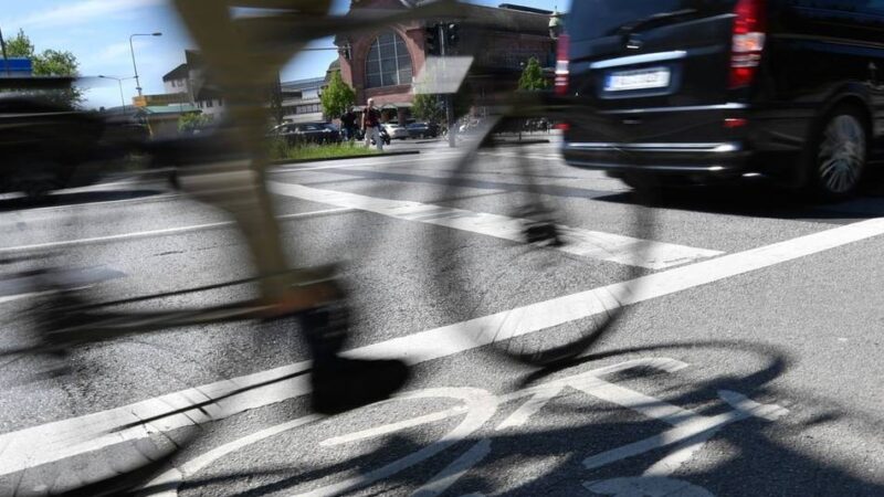Fahrerflucht in Mönchengladbach: 56-jähriger Radfahrer stößt mit braunem Skoda zusammen