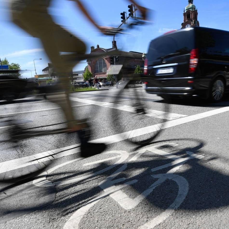 Fahrerflucht in Mönchengladbach: 56-jähriger Radfahrer stößt mit braunem Skoda zusammen