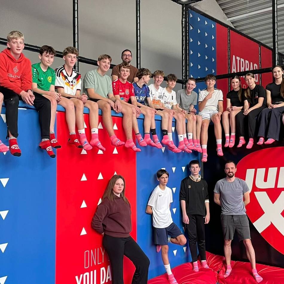 Ausflug der Sporthelfer aus Geldern: Sporthelfer der Gesamtschule besuchen Trampolinpark