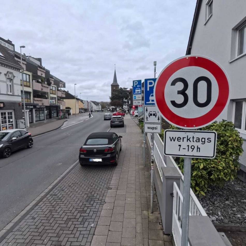 Neues Tempolimit in Leverkusen: Stadt stellt Tempo-30-Schilder an Lützenkirchener Straße auf