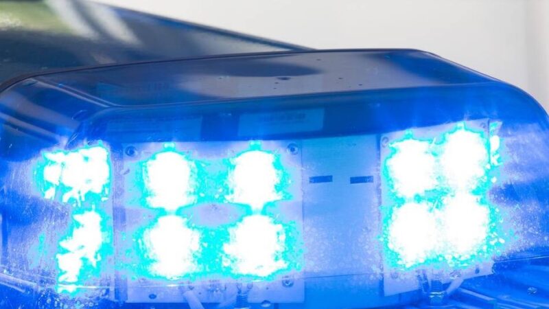 Ermittlungen in Moers: Autofahrer flüchtet nach Unfall an Baustellenausfahrt