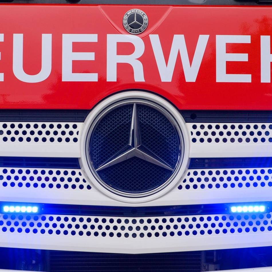 Einsatz mit Menschenrettung in Neuss: Feuerwehr löscht Brand an Further Straße