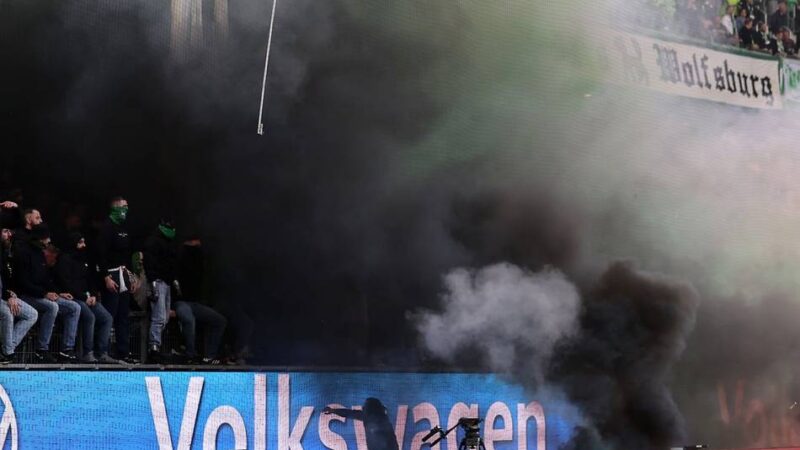 Hochbrisante Abstiegsstimmung: Tumulte und Pyro – Wolfsburg versinkt nach Pleite gegen HSV im Chaos