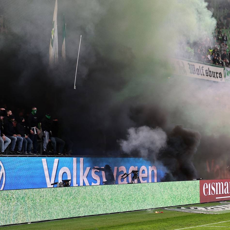 Hochbrisante Abstiegsstimmung: Tumulte und Pyro – Wolfsburg versinkt nach Pleite gegen HSV im Chaos