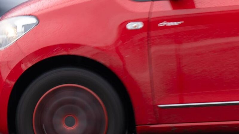 Nötigung im Straßenverkehr in Mönchengladbach: 32-Jährige wird plötzlich ausgebremst und im Auto fotografiert