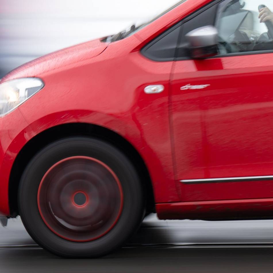 Nötigung im Straßenverkehr in Mönchengladbach: 32-Jährige wird plötzlich ausgebremst und im Auto fotografiert