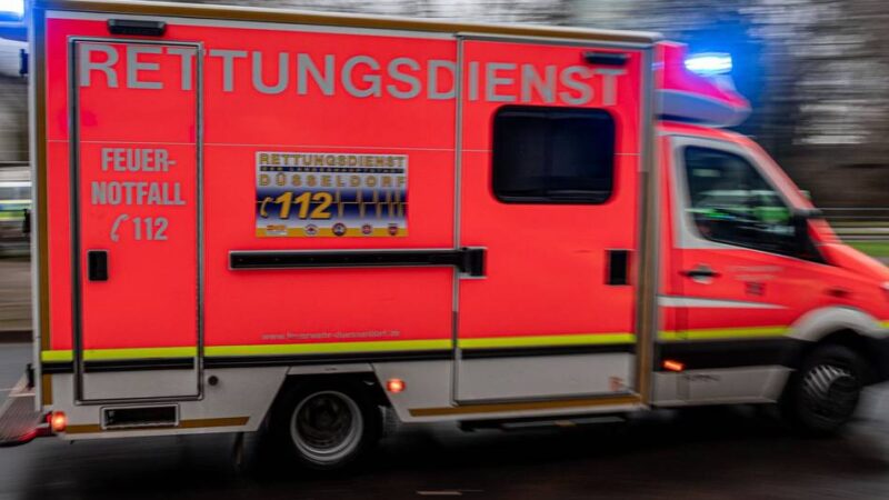 Unfall in Düsseldorf: Auto schleudert nach Zusammenprall über die Völklinger Straße