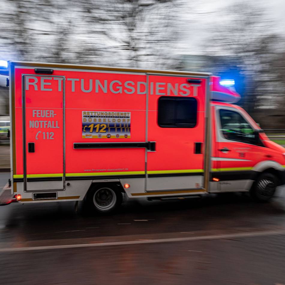 Unfall in Düsseldorf: Auto schleudert nach Zusammenprall über die Völklinger Straße