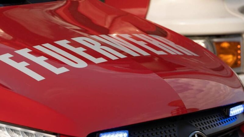 Feuerwehreinsatz in Monheim: 67-jährige Frau nach Fahrzeugbrand schwer verletzt