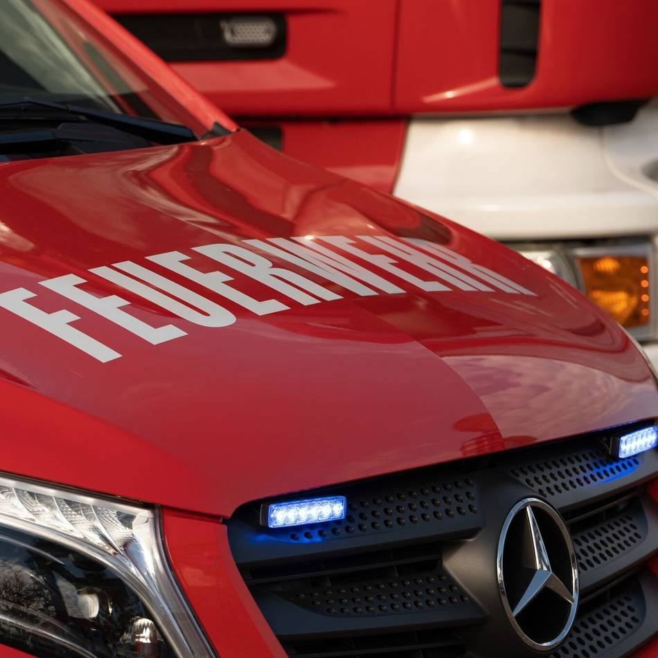 Feuerwehreinsatz in Monheim: 67-jährige Frau nach Fahrzeugbrand schwer verletzt