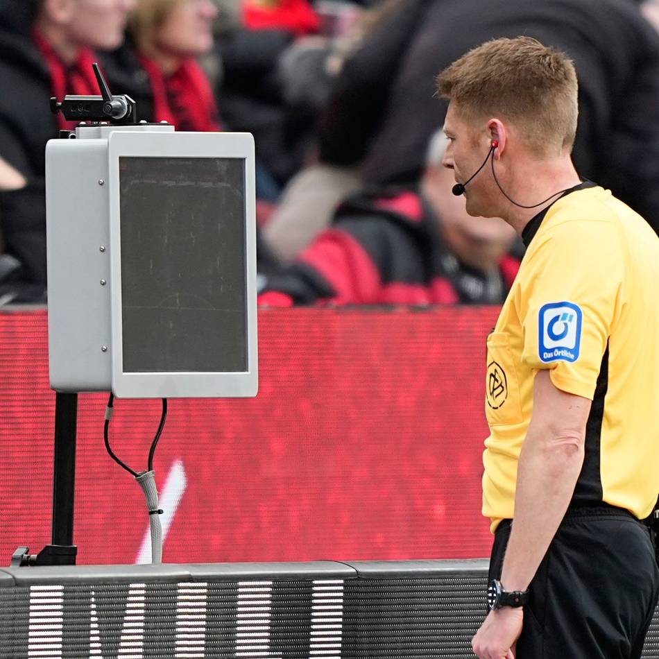 Hilfsmittel längst gefühltes Übel: Der VAR beschädigt den Fußball, aber ein Fußball ohne VAR löst das Problem nicht