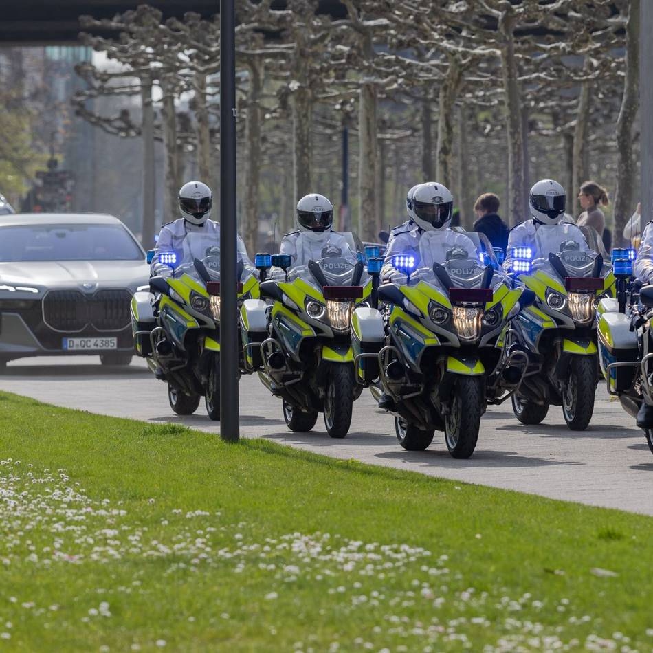 Unfall in Bilk: Polizist aus Eskorte für Königin Silvia bei Verkehrsunfall schwer verletzt