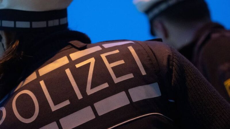 Sie beleidigte die Polizisten: Mönchengladbacherin sprüht im Streit Pfefferspray auf zwei Männer