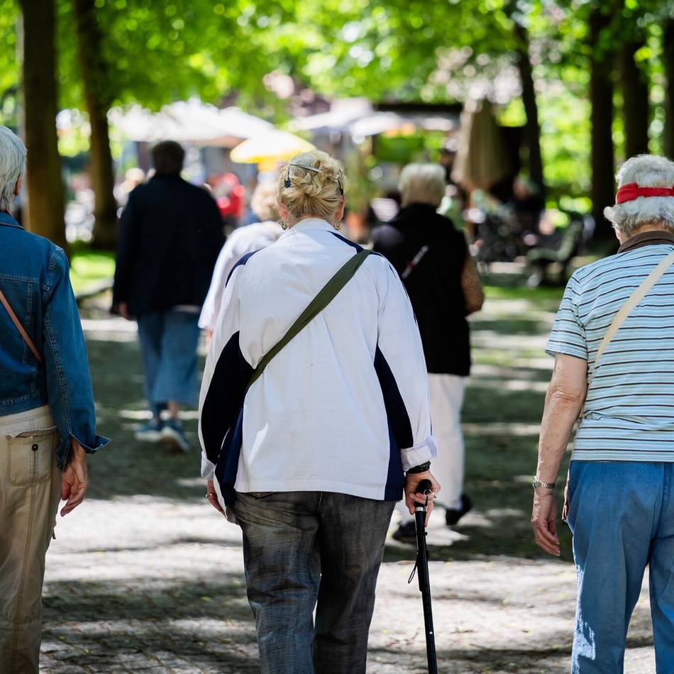 Gemeinsam unterwegs in Grevenbroich: Eis essen und Minigolf mit der Gruppe gegen Einsamkeit