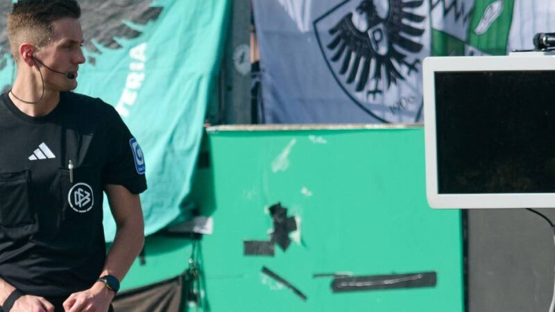 Kuriose Szene im Video: „Dem VAR den Stecker ziehen“ – Vermummte sabotieren Videobeweis in Münster