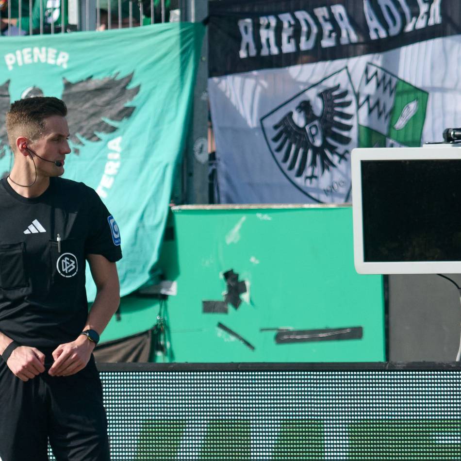 Kuriose Szene im Video: „Dem VAR den Stecker ziehen“ – Vermummte sabotieren Videobeweis in Münster