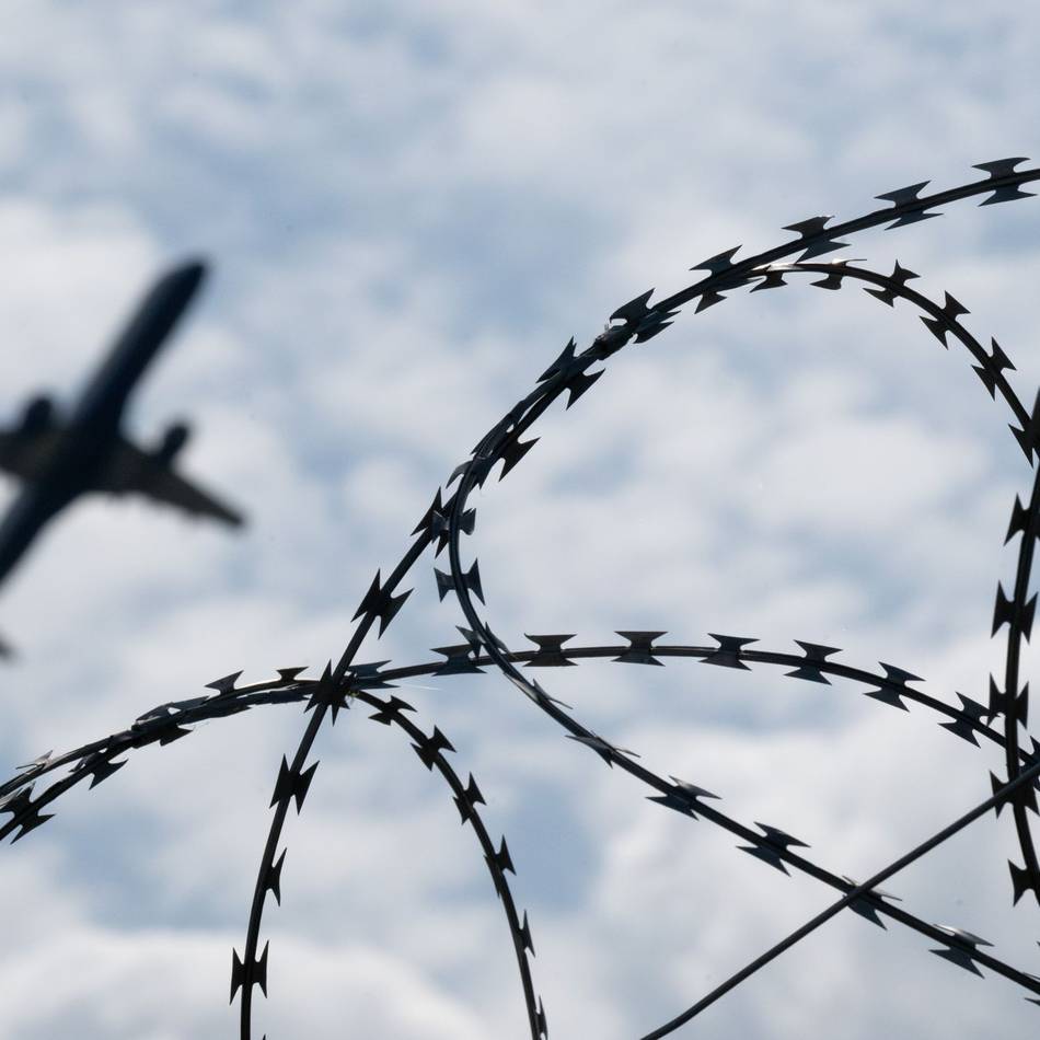 23-Jähriger in Emmerich festgenommen: Erst bestahl er Reisende im Zug – nun wird er abgeschoben