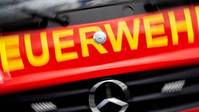 Polizei leitet Verkehr um: B 473 in Hamminkeln wegen Brand in ehemaliger Gärtnerei stundenlang gesperrt