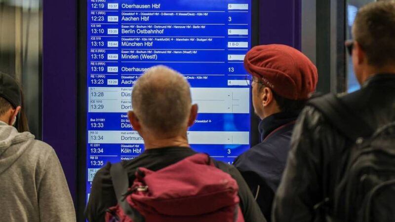 Strom ausgefallen: Zug zwischen Duisburg und Mülheim bleibt auf offener Strecke liegen