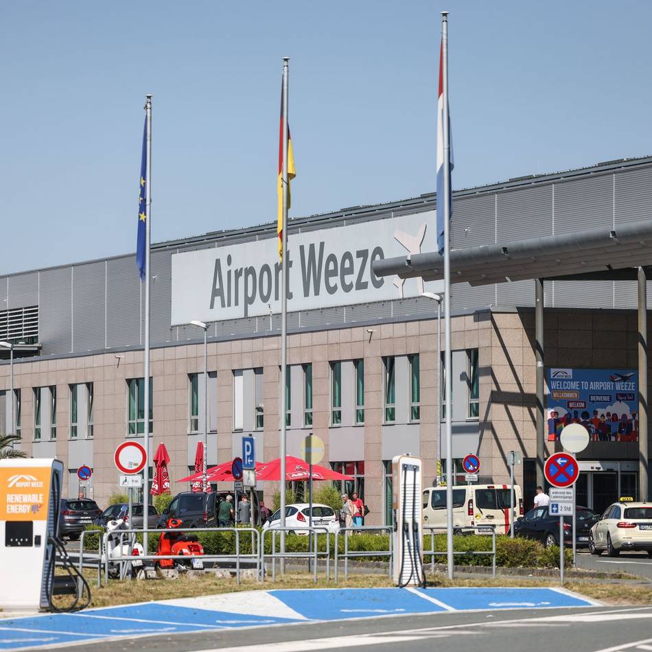 Am Flughafen Weeze: Wegen Bandendiebstahl gesucht – Polizei nimmt Frau am Airport fest
